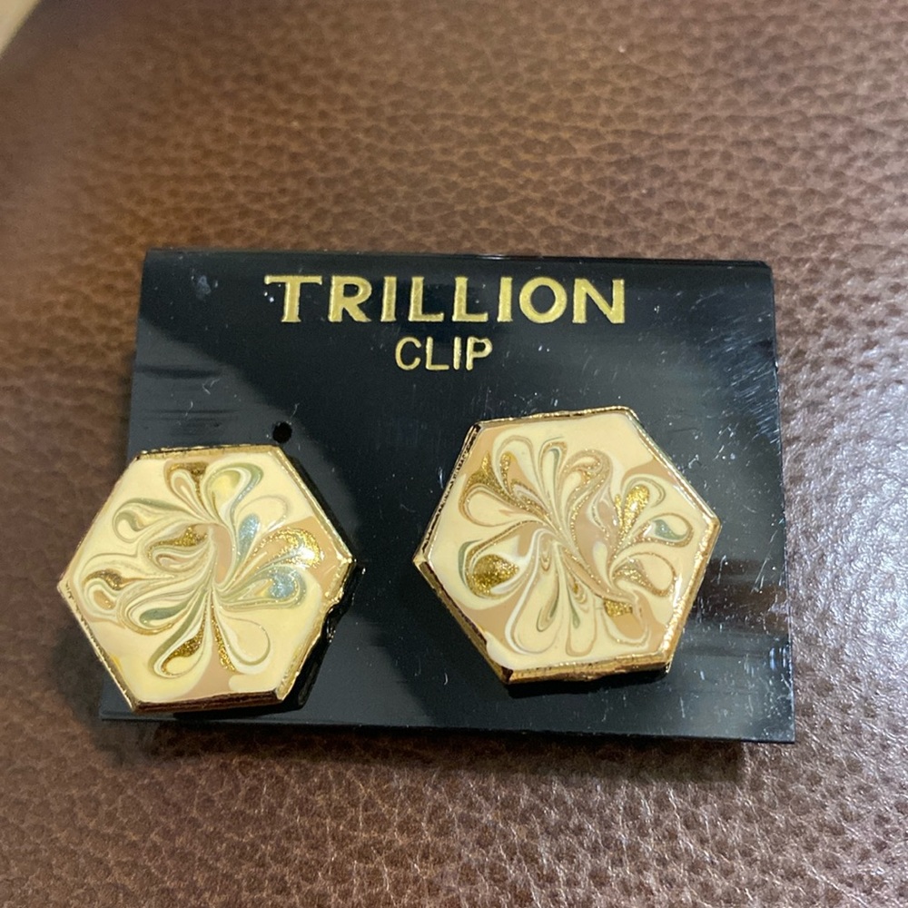 Vintage Trillion Hexagon Enamel Swirl Clip-on Earrings on Original Card J027